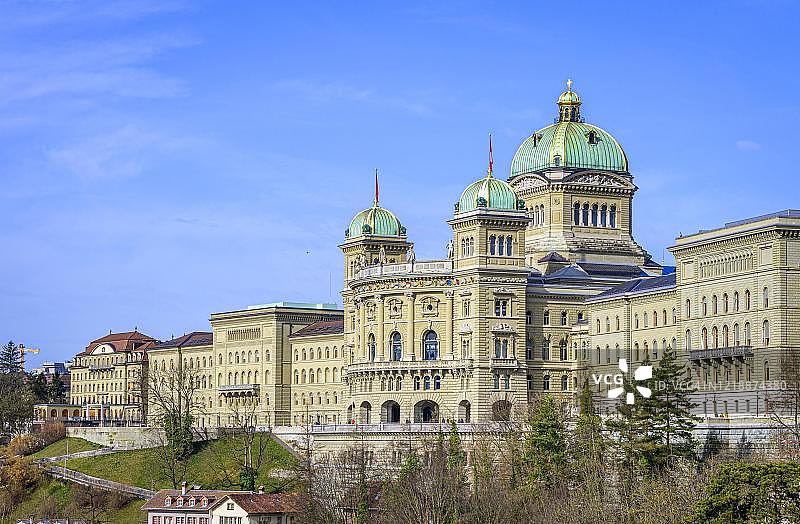 从教堂田桥眺望联邦大厦，瑞士伯尔尼图片素材