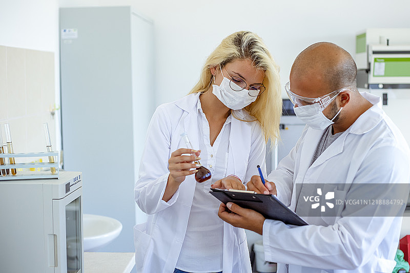 合作分析实验室化学物质的化学师图片素材