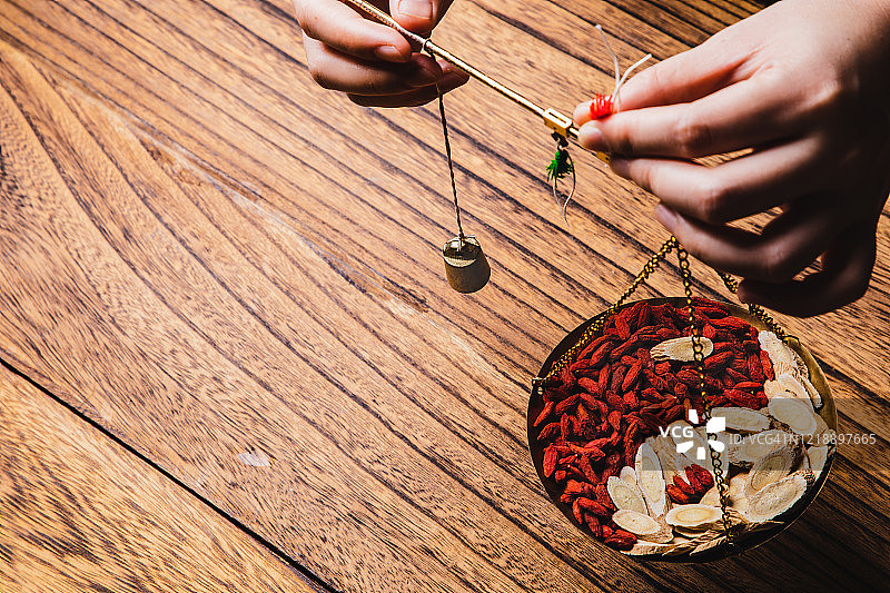 用传统中药制成的阴阳符号在体重秤上图片素材