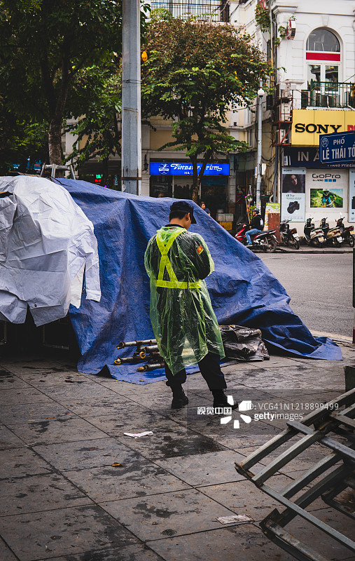 使用手机的城市工作者图片素材