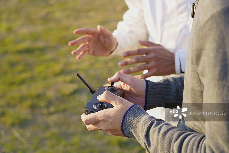 放飞无人机图片素材