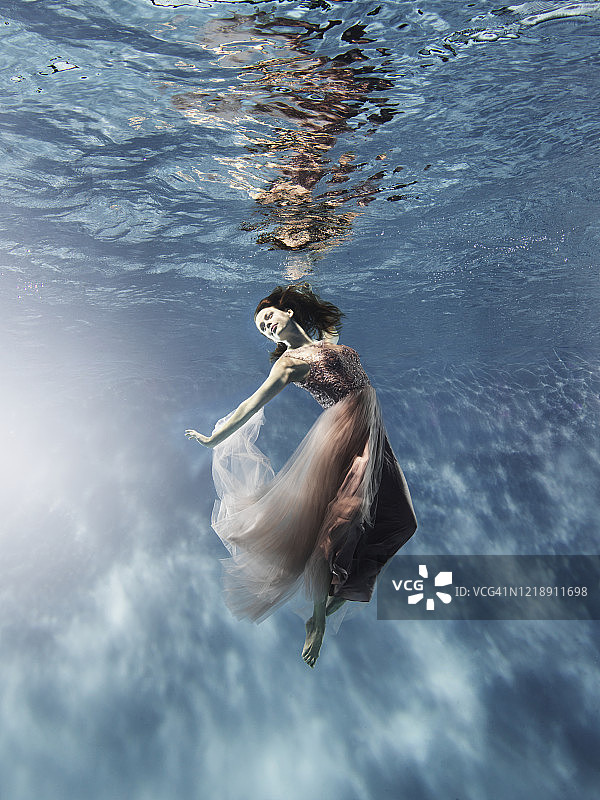 水下优雅的女舞者图片素材