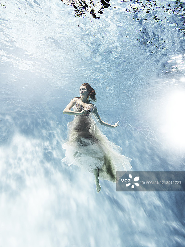 水下优雅的女舞者图片素材