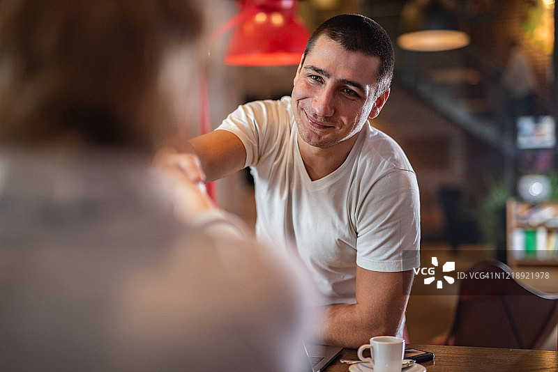 两人握手图片素材