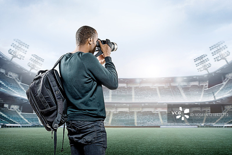 空旷体育场内的体育摄影师图片素材