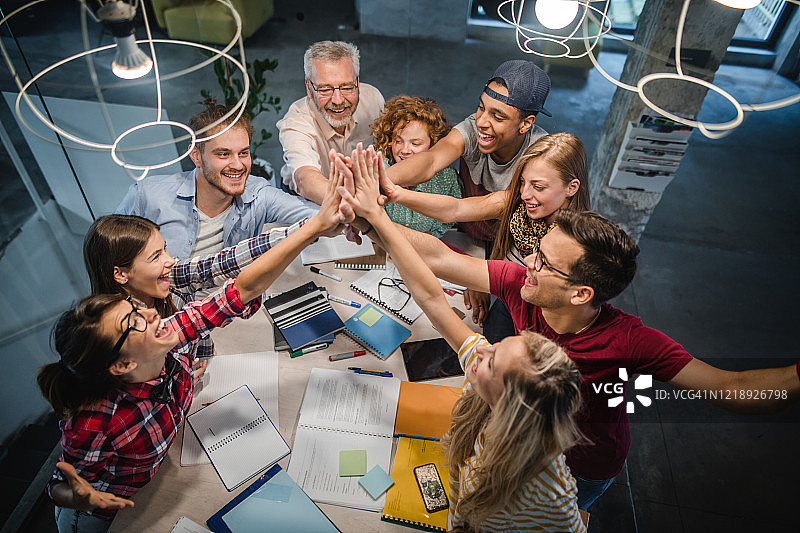 快乐的学生和他们的教授团结一致的俯视图图片素材