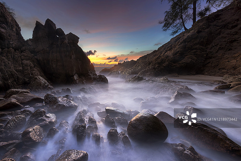 普吉岛奈通海滩附近石滩上的隐秘海景图片素材