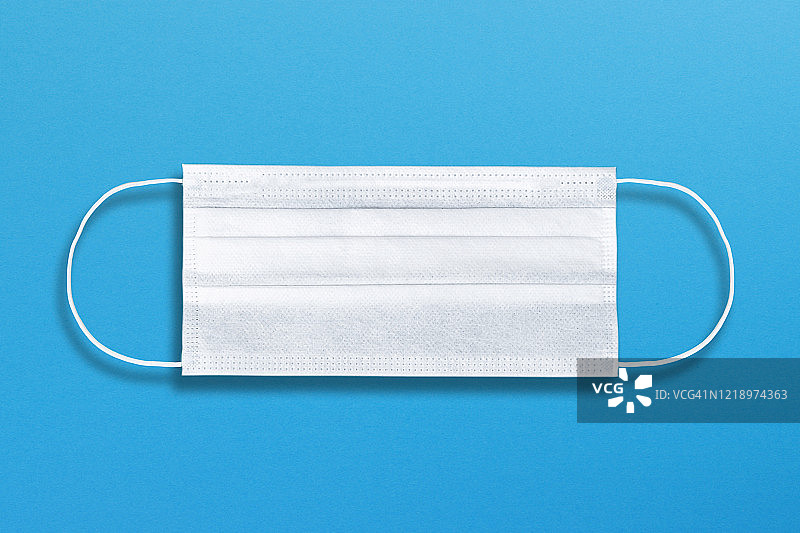 蓝色背景上的医用口罩和外科口罩图片素材