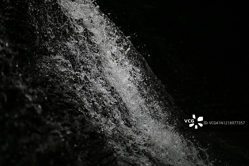 丘陵地区的微型瀑布图片素材