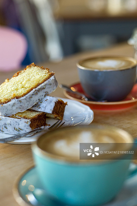 咖啡馆里的咖啡和蛋糕图片素材