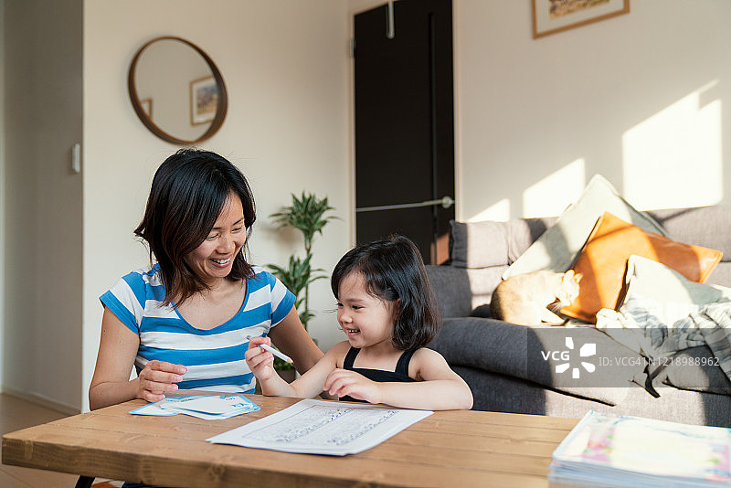 母亲在家教女儿图片素材