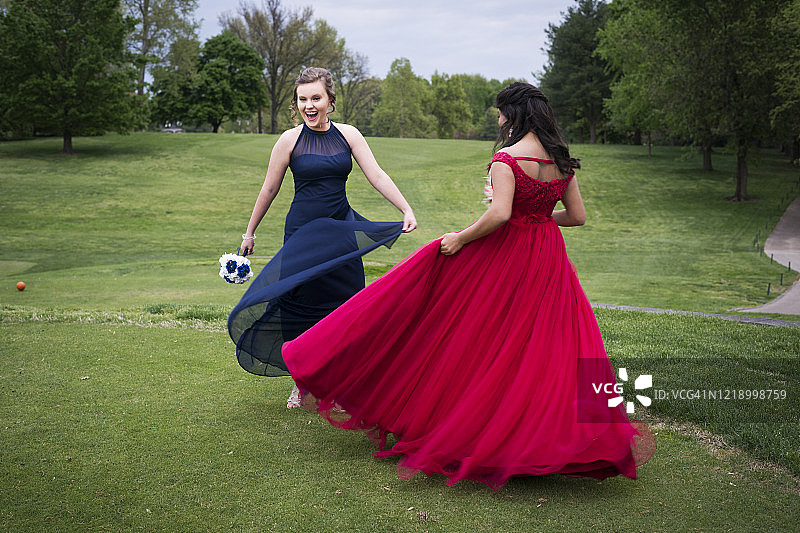 最好的朋友在舞会前在草坪上跳舞图片素材