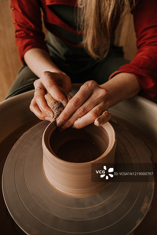 女人用陶轮制作陶瓷作品图片素材