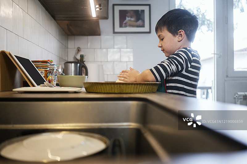 在家烘焙的可爱男孩图片素材