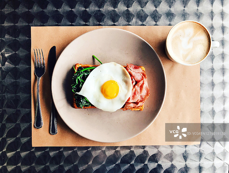 比利时华夫饼配煎蛋、菠菜和培根及咖啡图片素材