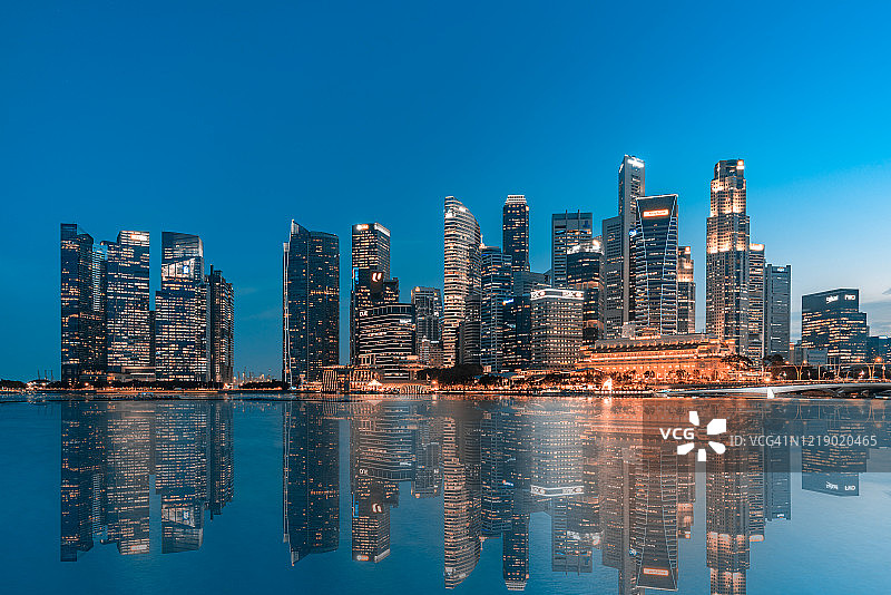 新加坡黄昏时的摩天大楼图片素材