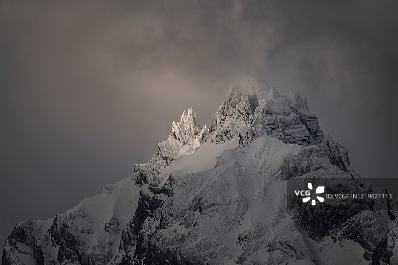 云层打开，阳光照射在阿根廷奥利维亚山图片素材