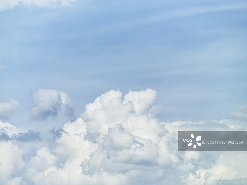 天空中云的低角度视图图片素材