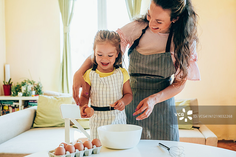母女一起烹饪图片素材