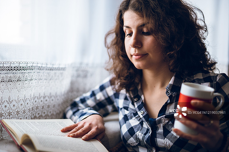 封锁期间，边喝咖啡边读书图片素材