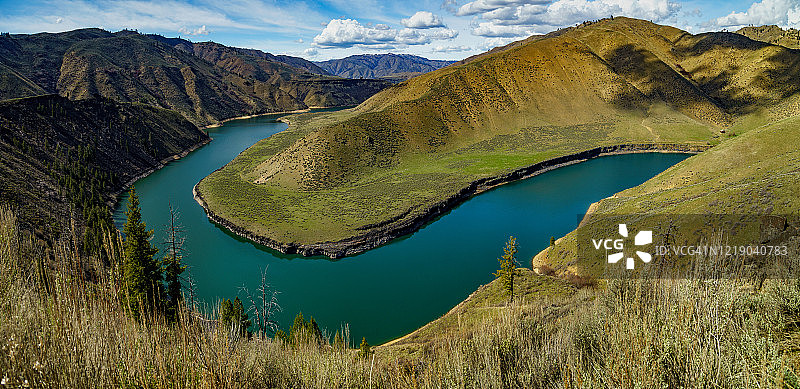 爱达荷州西南部南福克博伊西河的壮丽峡谷春日下午全景图片素材