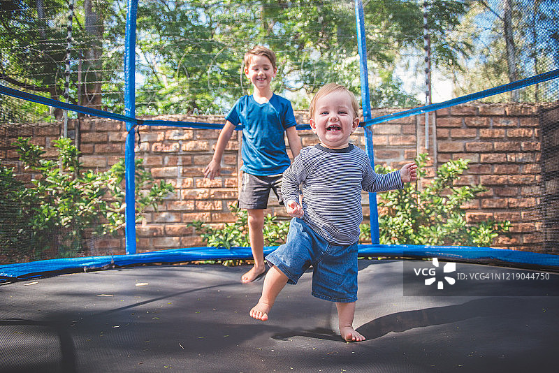 兄弟玩耍图片素材
