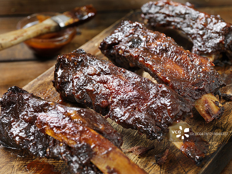 慢烤BBQ酱牛肋骨图片素材