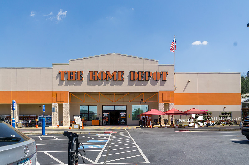 疫情期间家得宝商店外的排队人群（保持社交距离）图片素材