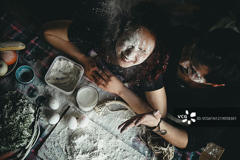 情侣在厨房里玩耍，居家隔离活动图片素材