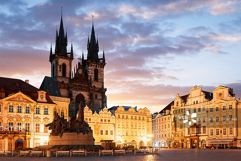 布拉格老城广场泰恩教堂的壮观日出，捷克图片素材
