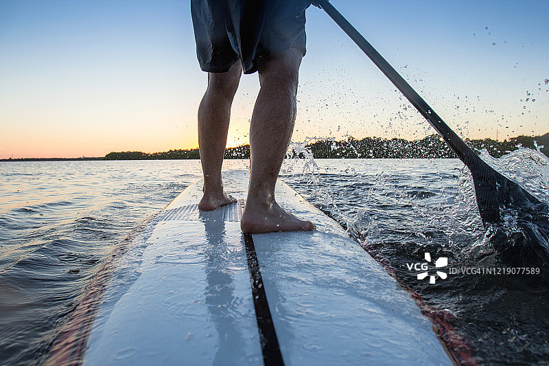 桨板运动者锻炼细节图片素材