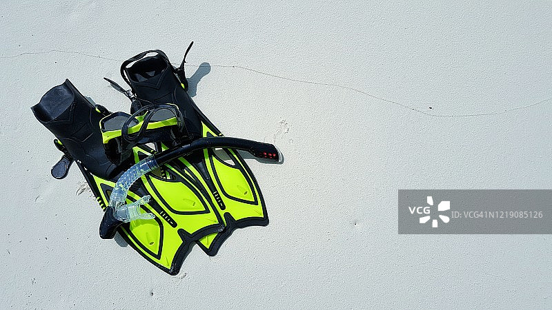 白色沙滩上的浮潜脚蹼，夏季水上运动背景图片素材