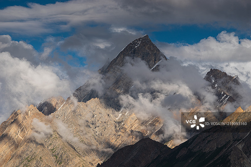 从阿斯科勒村看到的喀喇昆仑山脉高峰，位于巴基斯坦吉尔吉特-巴尔蒂斯坦K2大本营徒步区图片素材