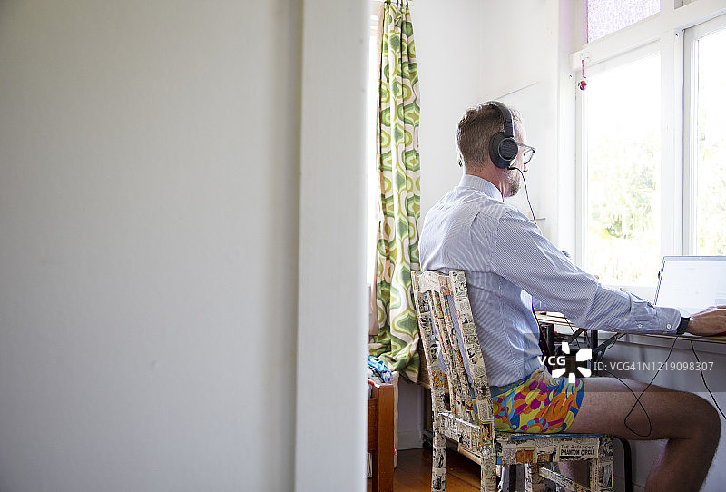 在儿童卧室的临时办公室里在家工作的男人图片素材