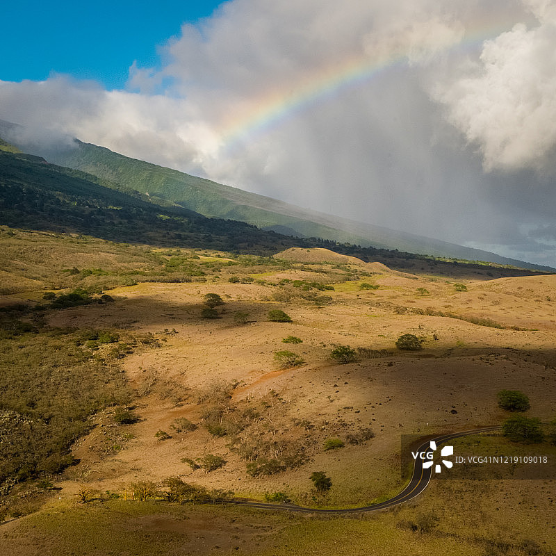 哈莱阿卡拉山的干燥山丘、云彩和彩虹航拍图片素材