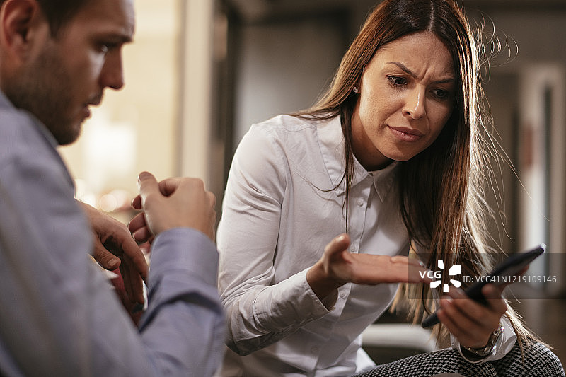 不快乐的年轻情侣图片素材