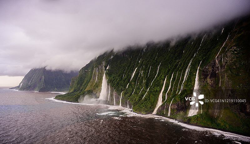 热带悬崖入海瀑布航拍景观图片素材