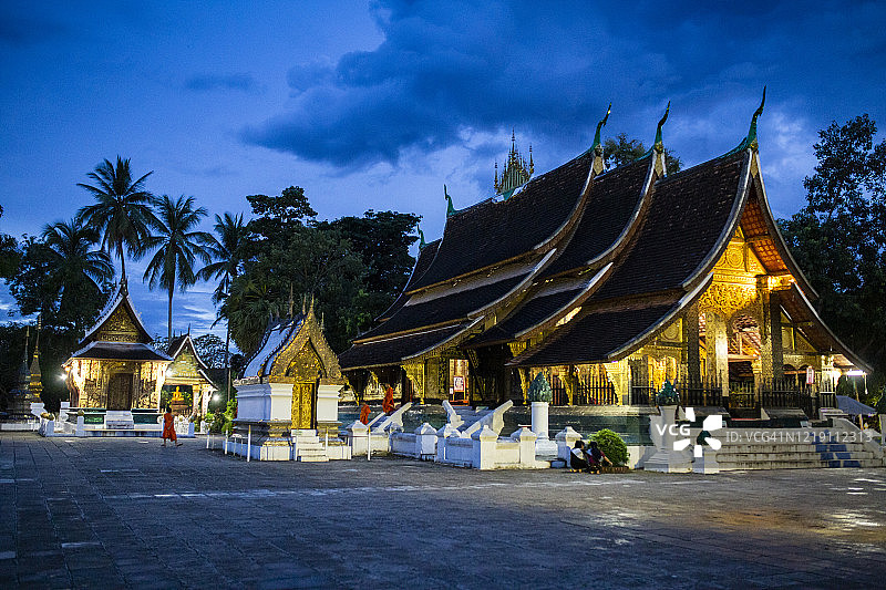 老挝琅勃拉邦香通寺的暮色图片素材