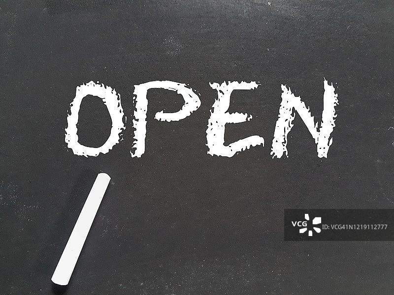 黑板上的“营业中”标志图片素材