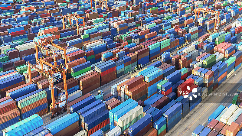 航运港口仓库中的集装箱图片素材
