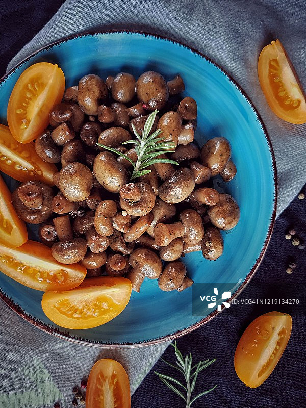 盘中搭配黄色番茄的可爱炸蘑菇图片素材