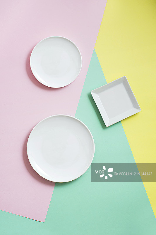 彩色背景上的空盘图片素材