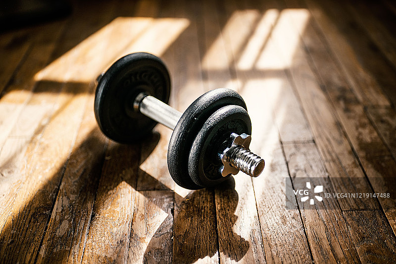 健美：木地板上的铁制杠铃图片素材