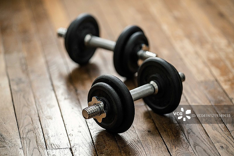健美：木地板上的铁制杠铃图片素材
