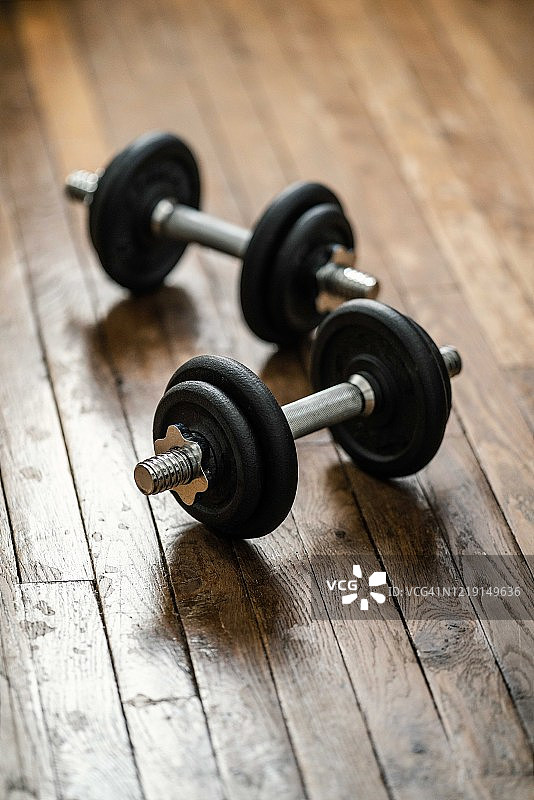 健美：木地板上的铁制杠铃图片素材