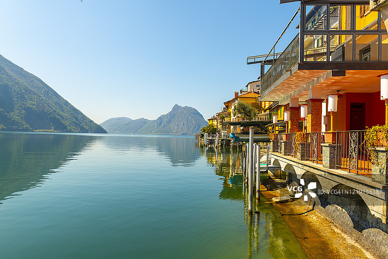 甘德里亚古村和卢加诺高山湖泊图片素材