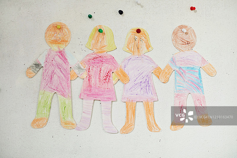 儿童涂色的纸人图片素材