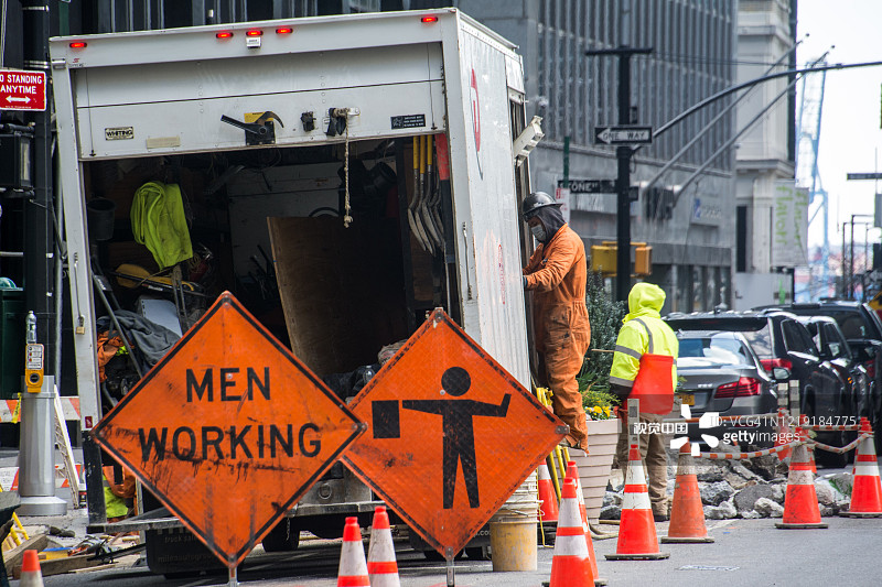 新冠疫情期间工作的建筑工人图片素材