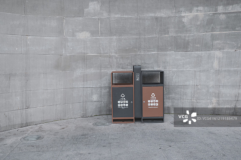 带有分类垃圾的垃圾箱图片素材