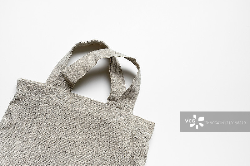 白色桌子上的亚麻棉环保袋图片素材